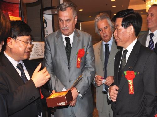 羅馬尼亞湖南黑茶推介會(huì)上，周重旺董事長(zhǎng)在向客商介紹臻藏茯茶_副本